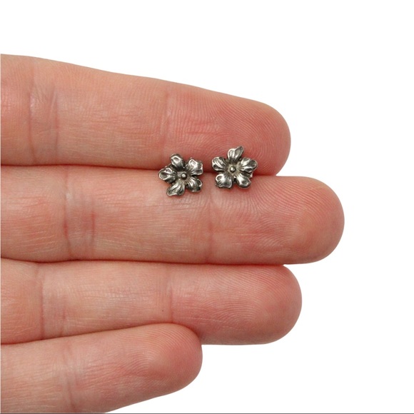 Vintage Flower Stud Earrings Silver Tone Floral Studs Realistic 5 Petals Estate - Picture 2 of 3